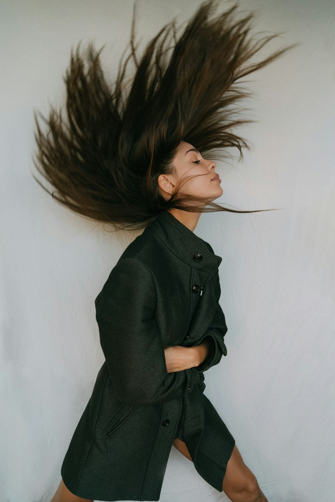 Femme aux longs cheveux noirs